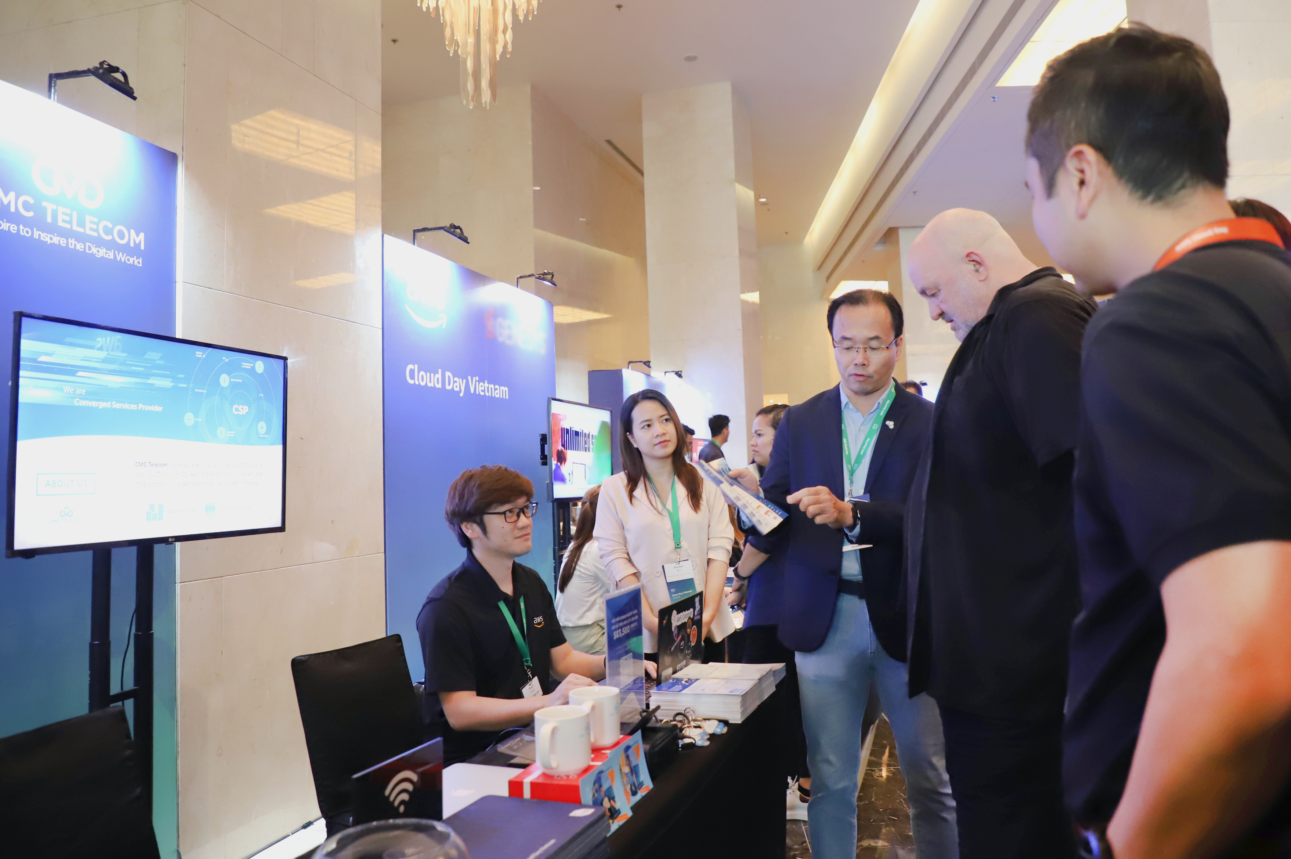 Ông Werner Vogels - CTO của Amazon ghé thăm gian hàng của CMC Telecom.
