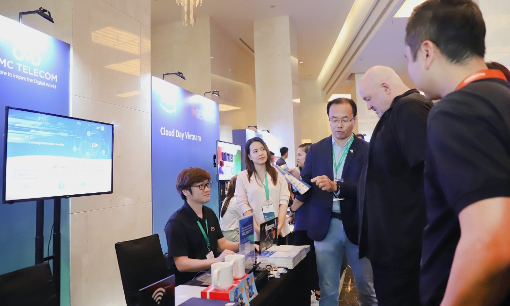 Ông Werner Vogels - CTO của Amazon ghé thăm gian hàng của CMC Telecom.