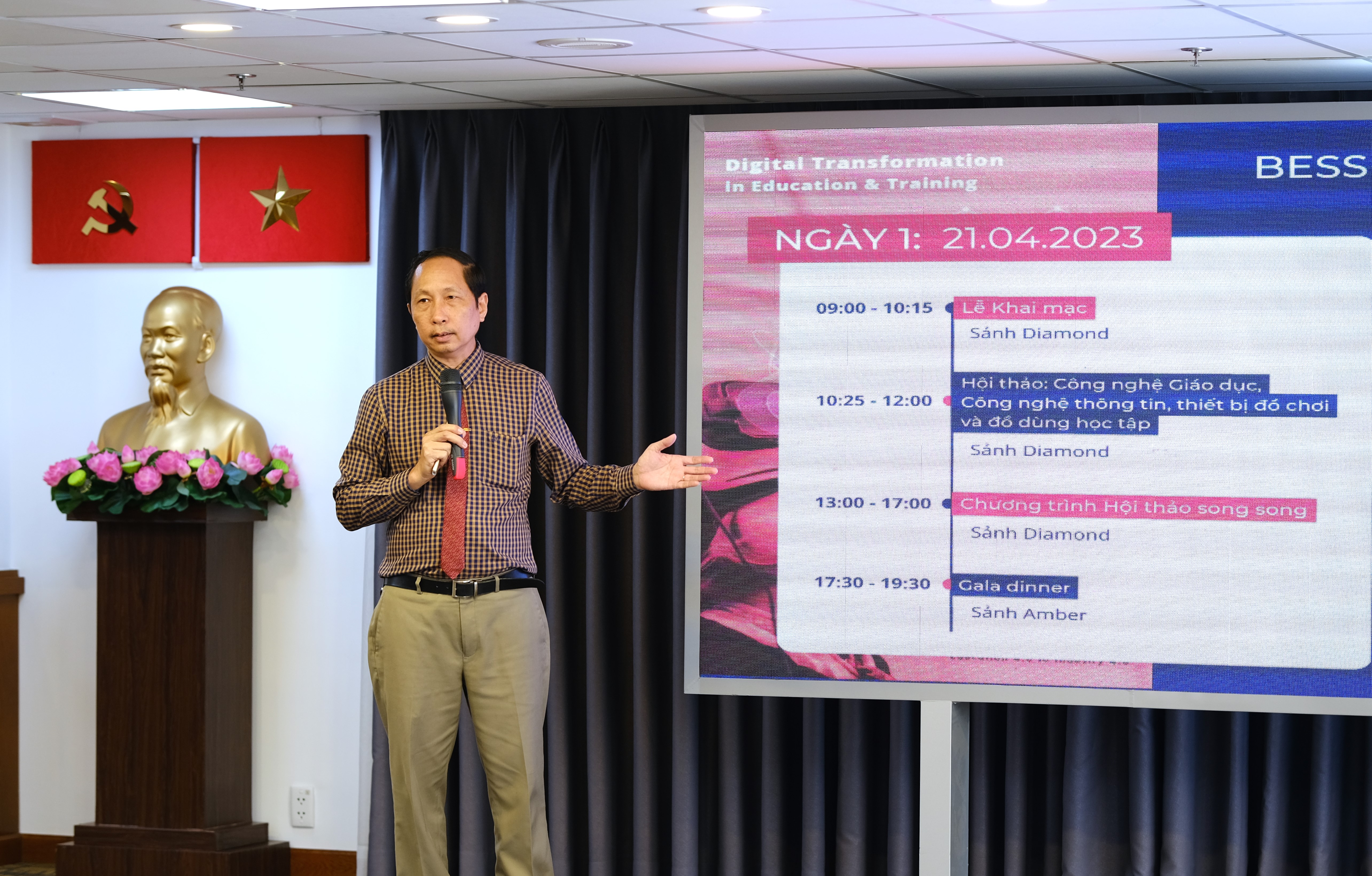 Ông Vũ Anh Tuấn giới thiệu Triển lãm Quốc tế công nghệ giáo dục BESS Vietnam 2023 tại buổi họp báo chiều 5/4. 