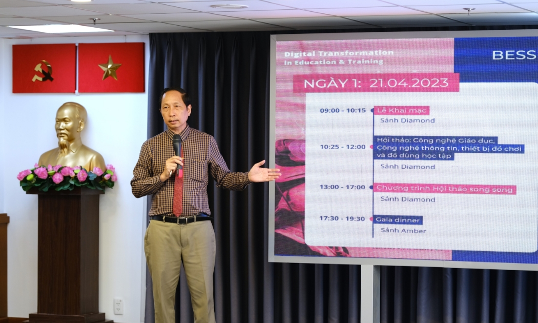 Ông Vũ Anh Tuấn giới thiệu Triển lãm Quốc tế công nghệ giáo dục BESS Vietnam 2023 tại buổi họp báo chiều 5/4. 