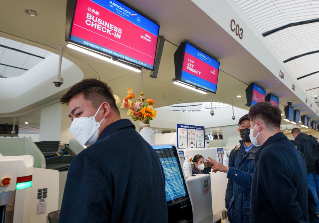 H&agrave;nh kh&aacute;ch tại một s&acirc;n bay ở Bắc Kinh l&agrave;m thủ tục l&ecirc;n m&aacute;y bay của h&atilde;ng h&agrave;ng kh&ocirc;ng quốc tế Aeroflot của Nga - Ảnh: Zuma Press