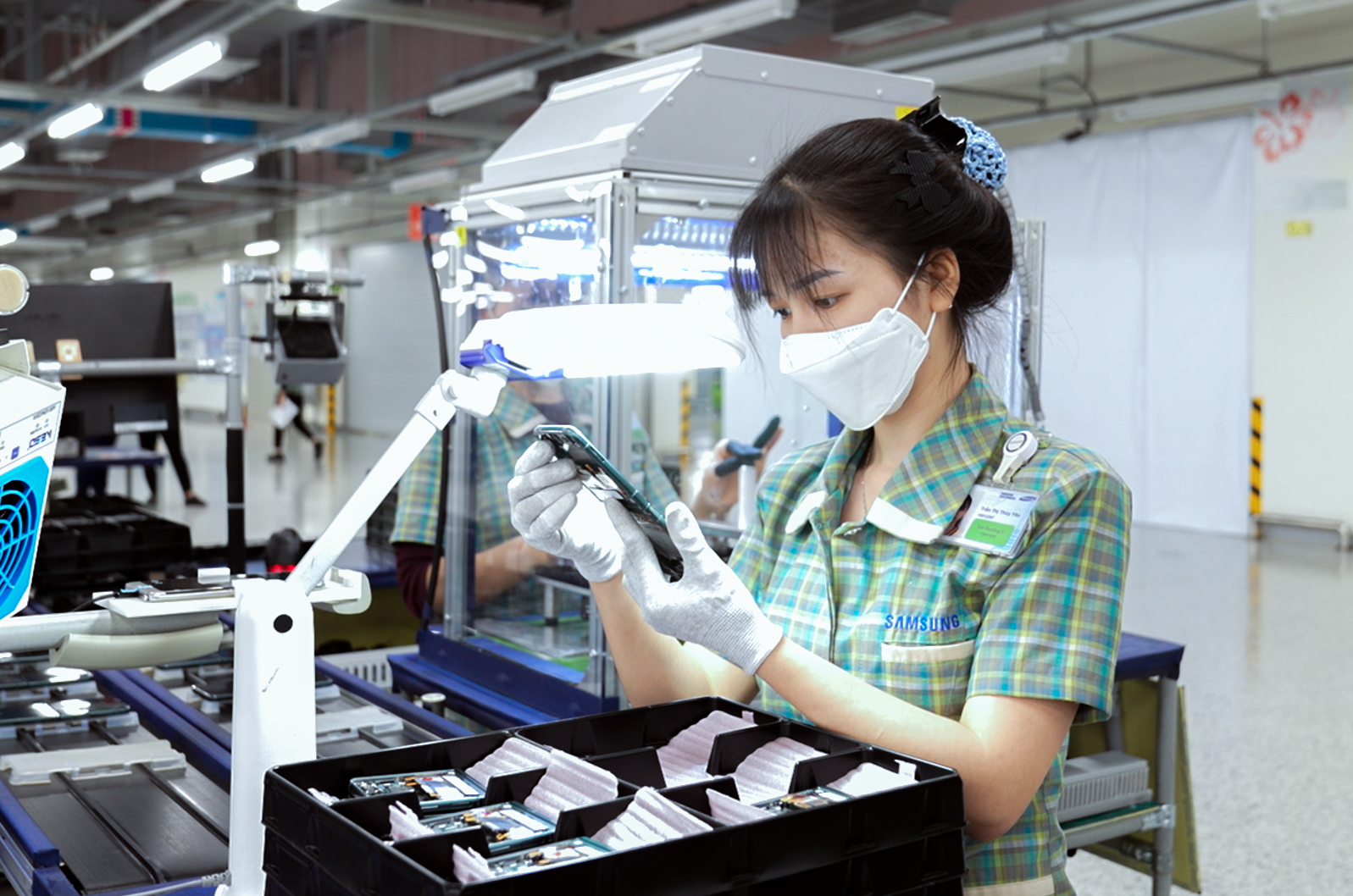 Công nhân tại nhà máy của Samsung