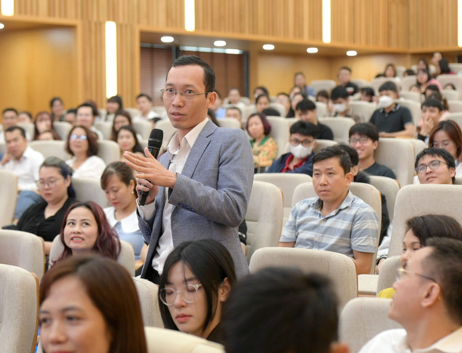 Đại diện doanh nghiệp trao đổi tại tọa đàm.