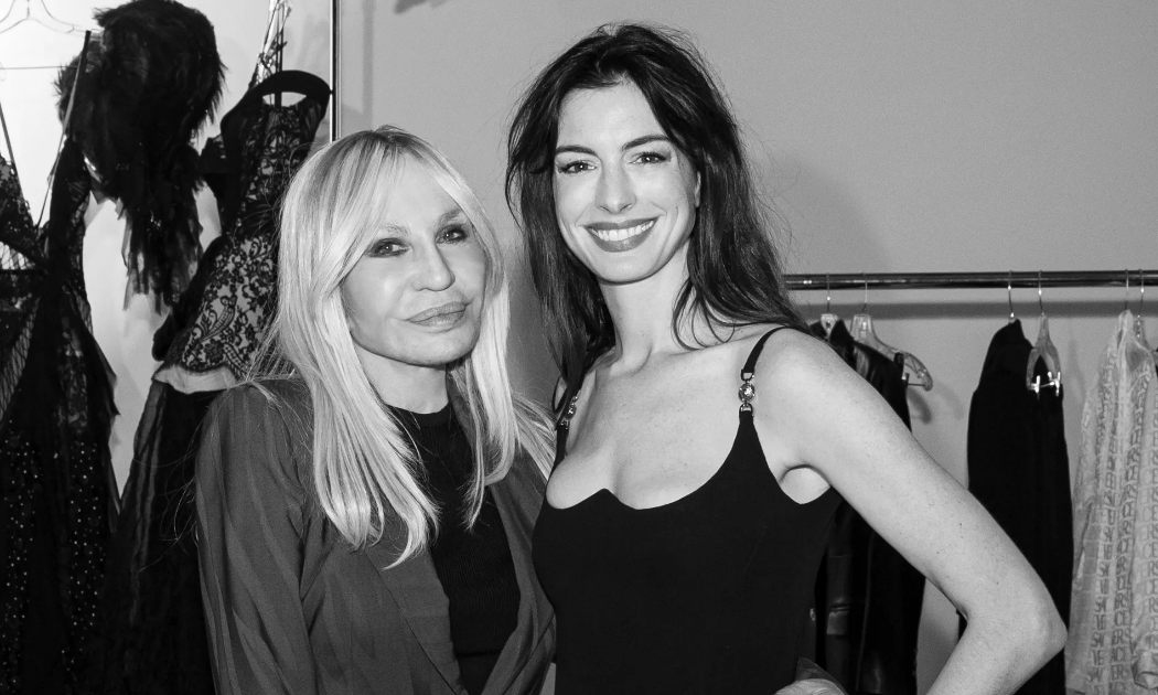 Giám đốc sáng tạo Donatella Versace và Anne Hathaway. Ảnh: Vogue