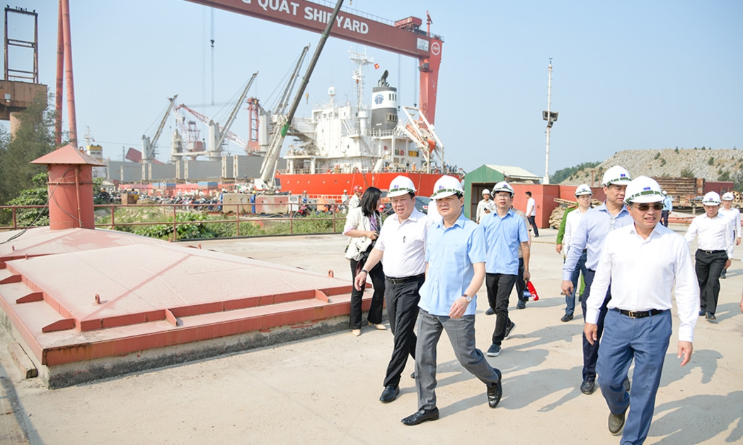 Phó Thủ tướng Chính phủ Lê Minh Khái cùng đoàn công tác khảo sát thực tế Công ty Công nghiệp tàu thủy Dung Quất