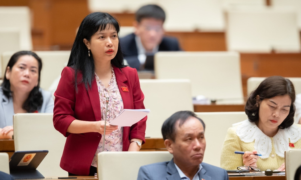 Đại biểu Tạ Thị Yên tham gia góp ý tại hội trường - Ảnh: Quochoi.vn