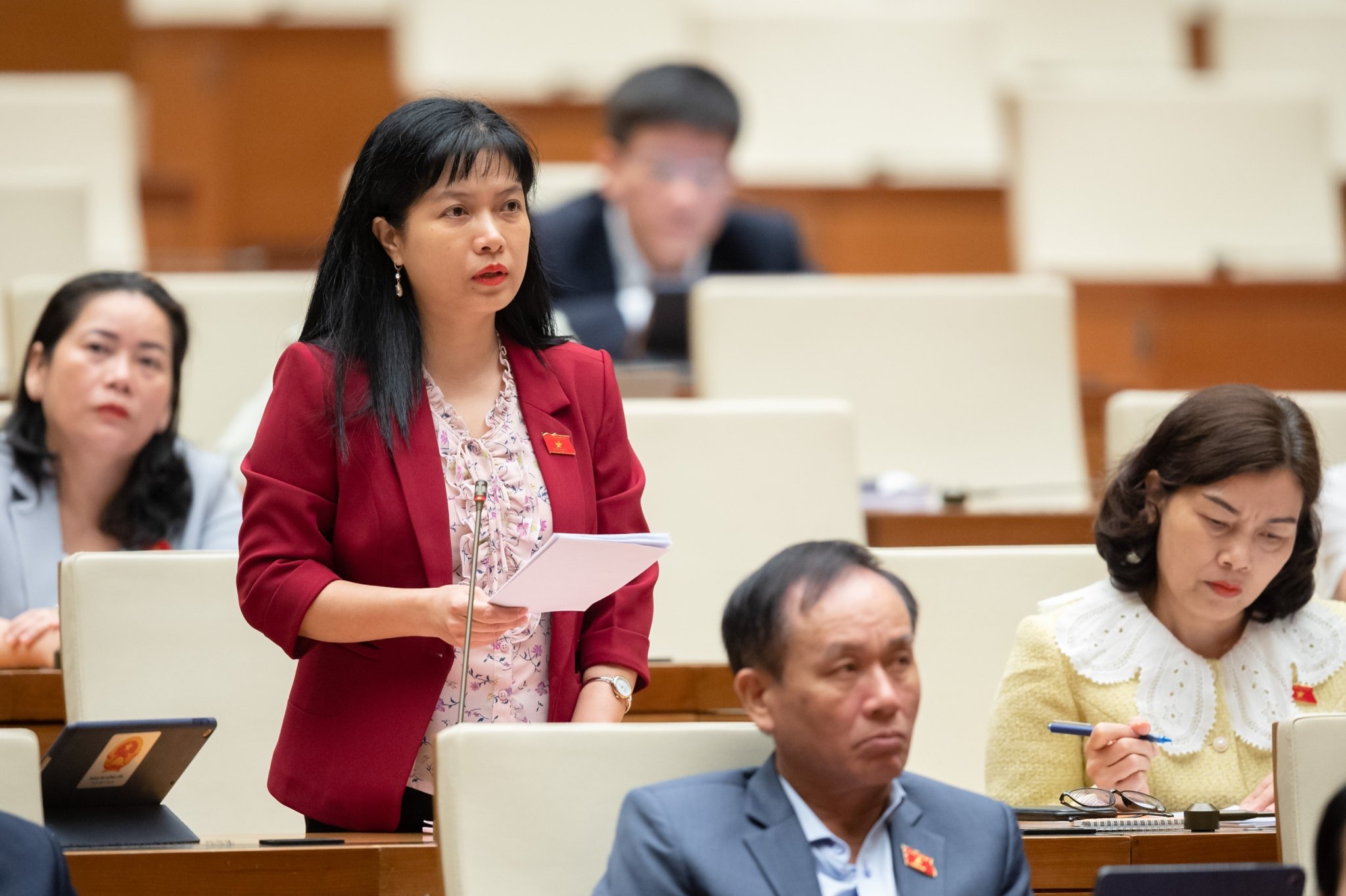 Đại biểu Tạ Thị Yên tham gia góp ý tại hội trường - Ảnh: Quochoi.vn