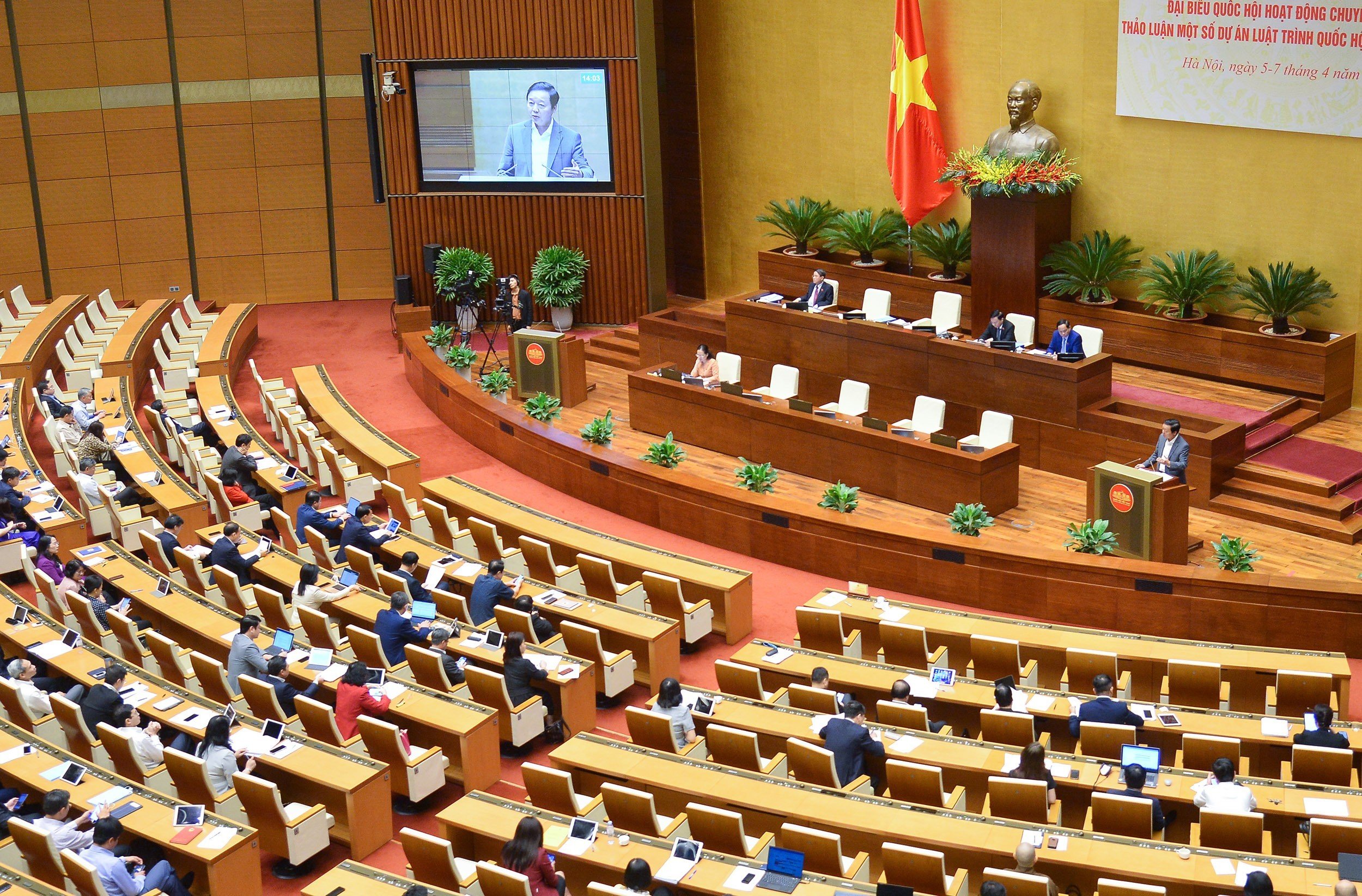 Phó Thủ tướng Chính phủ, Bộ trưởng Bộ Tài nguyên và Môi trường Trần Hồng Hà báo cáo, làm rõ một số vấn đề đại biểu Quốc hội quan tâm - Ảnh: Quochoi.vn