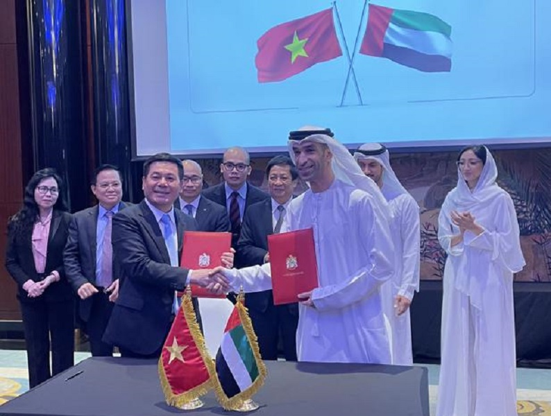 Bộ trưởng Nguyễn Hồng Diên và Tiến sĩ Thani bin Ahmed Al Zeyoudi  ký Tuyên bố cấp Bộ trưởng về việc khởi động đàm phán Hiệp định CEPA.