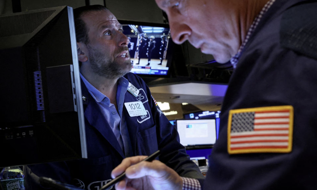 Các nhà giao dịch cổ phiếu trên sàn NYSE ở New York, Mỹ - Ảnh: Reuters.