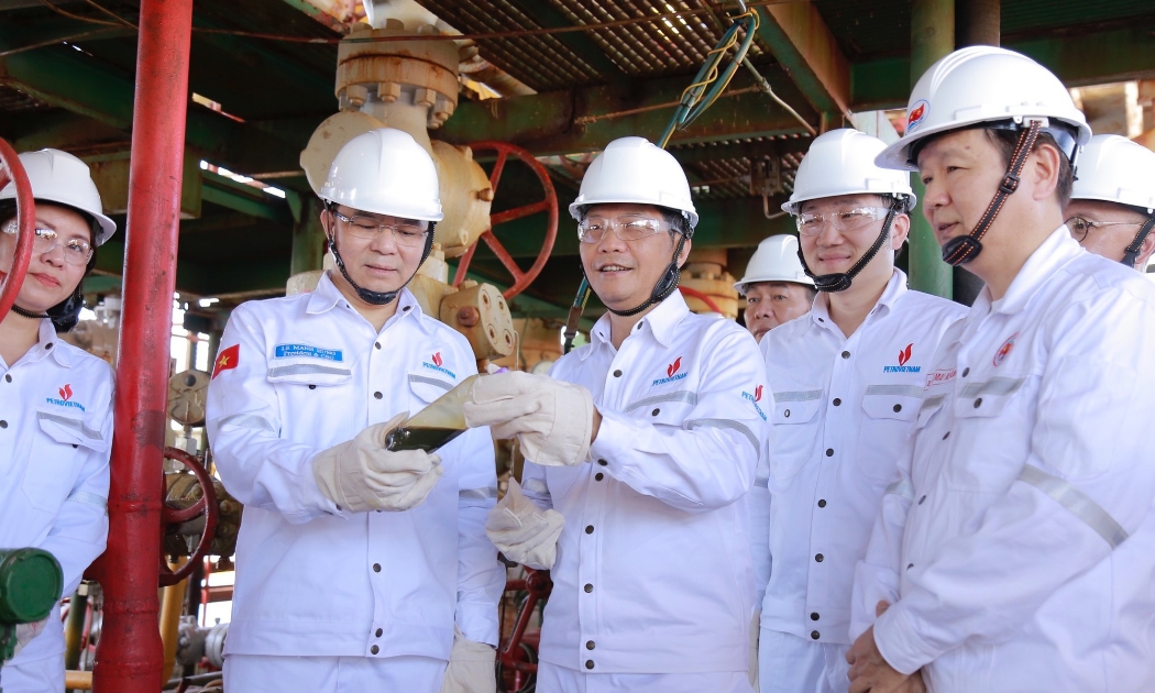 Đoàn công tác khảo sát tại mỏ Bạch Hổ, Liên doanh Việt - Nga Vietsovpetro.