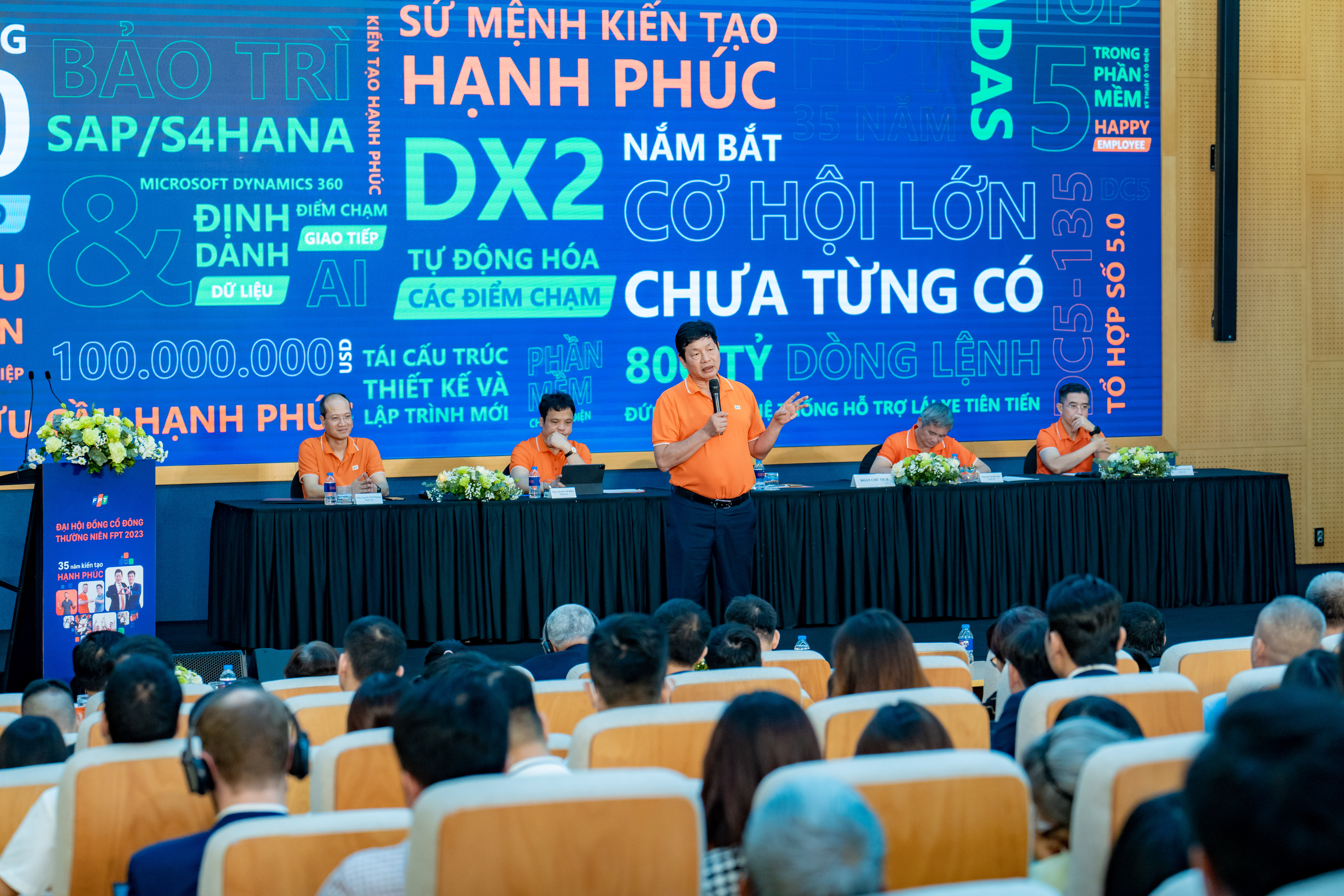 Ông Trương Gia Bình, Chủ tịch HĐQT trình bày về định hướng chiến lược FPT 2023- 2025