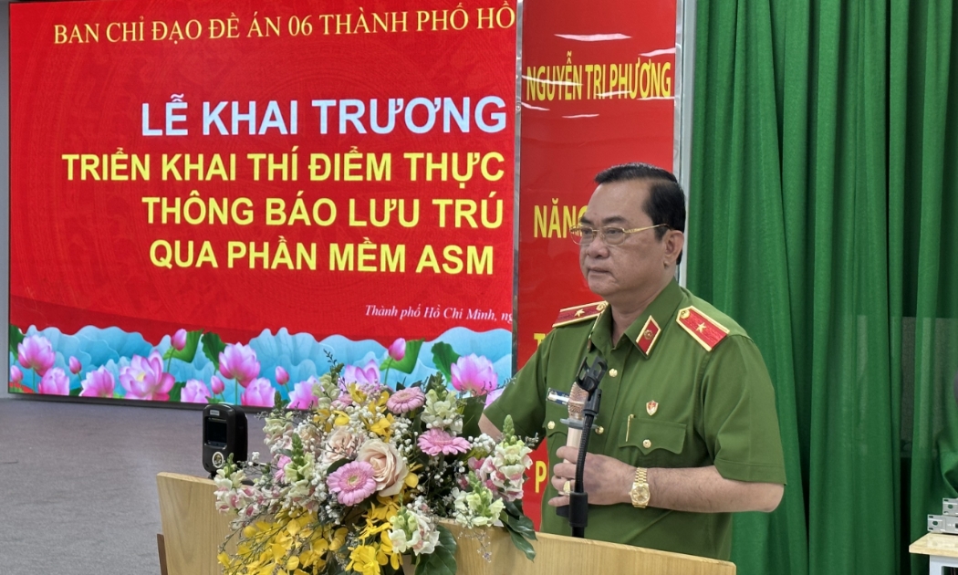 Thiếu tướng Lê Minh Hiếu, Phó Cục trưởng Cục Cảnh sát quản lý hành chính về trật tự xã hội phát biểu tại buổi triển khai đầu tiên ở bệnh viện Nguyễn Tri Phương TP.HCM sáng 7/4. 
