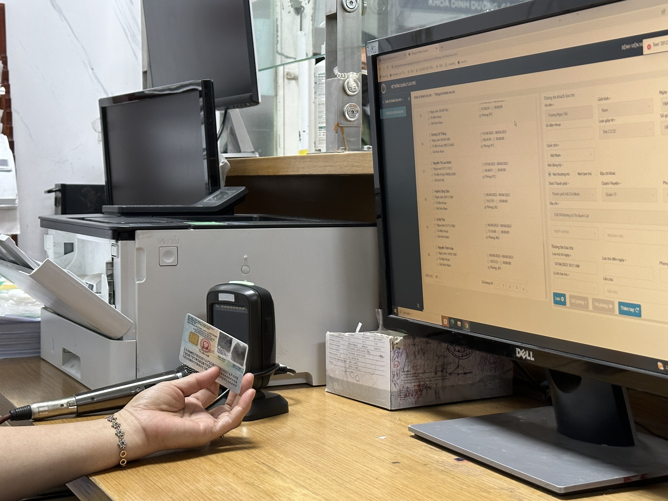 Chỉ cần đặt căn cước công dân tại máy quét QR Code, thông tin bệnh nhân lưu trú sẽ hiện trên màn hình, hạn chế nhập liệu... tại bệnh viện Nguyễn Tri Phương. 