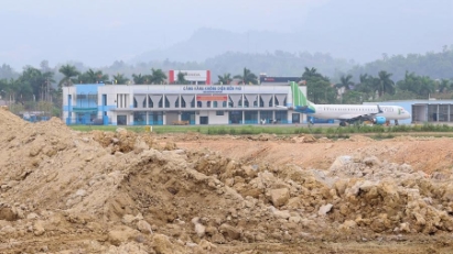 PM inspects airport expansion in Dien Bien