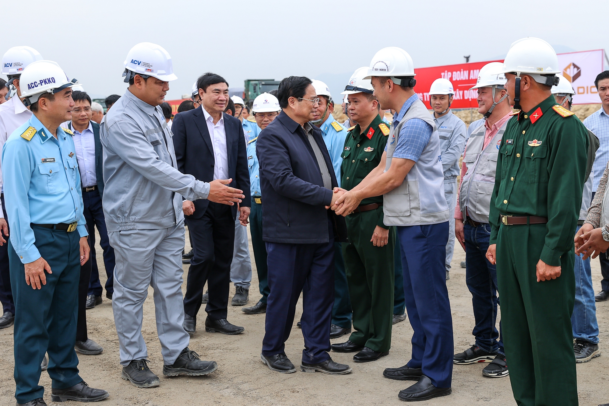 Thủ tướng thăm hỏi, động viên cán bộ, kỹ sư làm việc trên công trường - Ảnh: VGP.