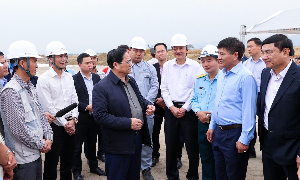 Thủ tướng nhấn mạnh, cần cắt giảm tối đa khâu trung gian, tránh đội giá, giảm thời gian, thủ tục - Ảnh: VGP