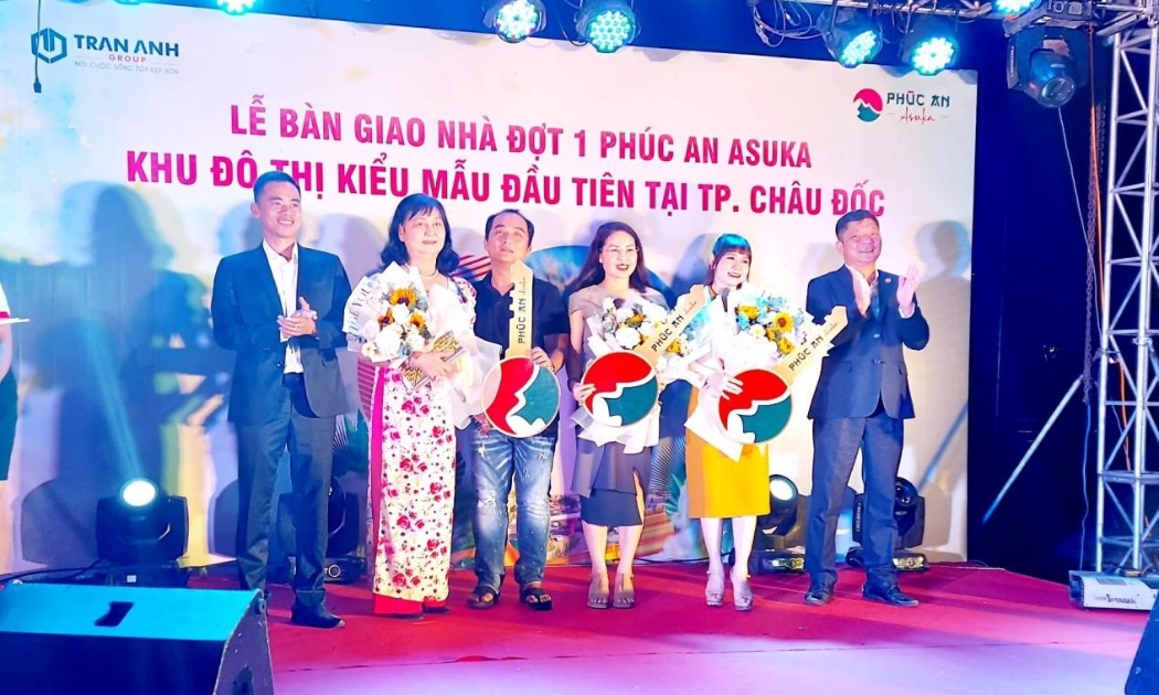 Khách hàng tại Lễ bàn giao nhà đợt 1 dự án Phúc An Asuka - Châu Đốc. Ảnh: Trần Anh Group.