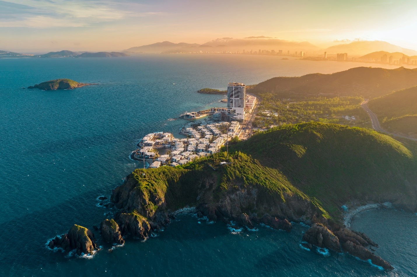 Tọa lạc tại vị trí trung tâm của “tam bảo” núi - biển - đảo, Meliá Nha Trang tận dụng hoàn hảo lợi thế của thiên nhiên.