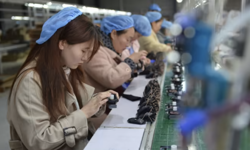 Công nhân làm việc trong một nhà máy ở Trung Quốc. Quý 1 năm nay, Trung Quốc đã giành lại vị trí đầu tàu tăng trưởng của kinh tế thế giới - Ảnh: Getty/FT.