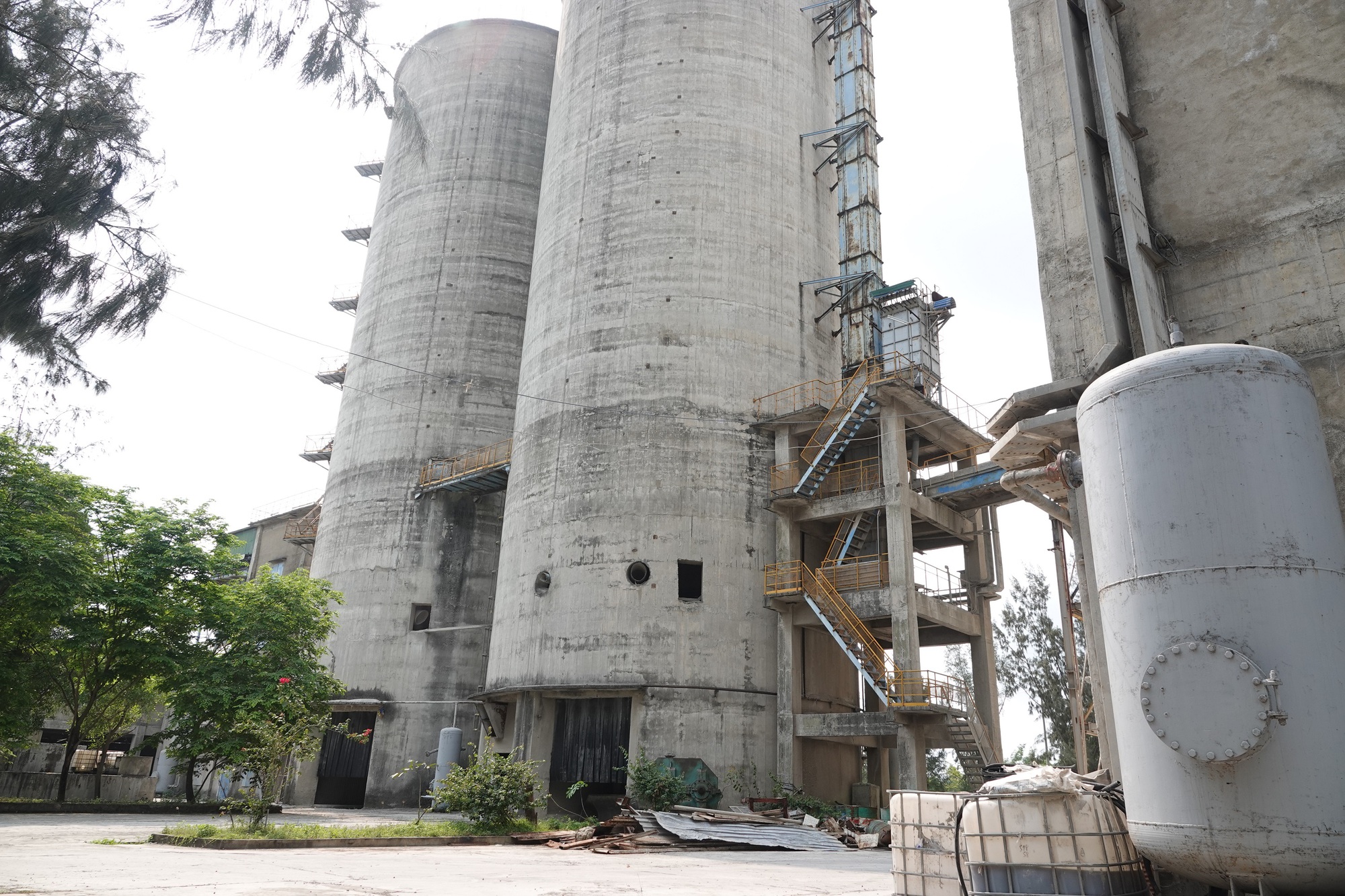 Nhà máy Nghiền Xi măng Đại Việt – Dung Quất (Ảnh: Phạm Anh)