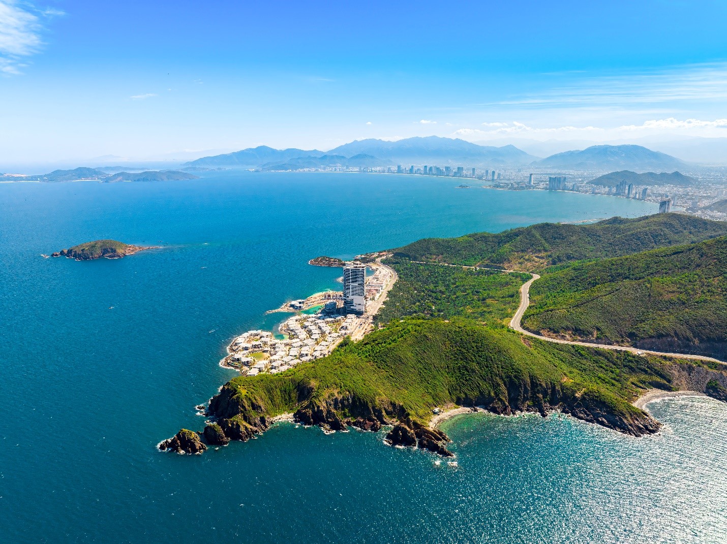 Theo các chuyên gia, so với nhiều tỉnh vùng duyên hải Nam Trung bộ, Nha Trang có điều kiện khí hậu, thời tiết thuận lợi hàng đầu để phát triển du lịch.