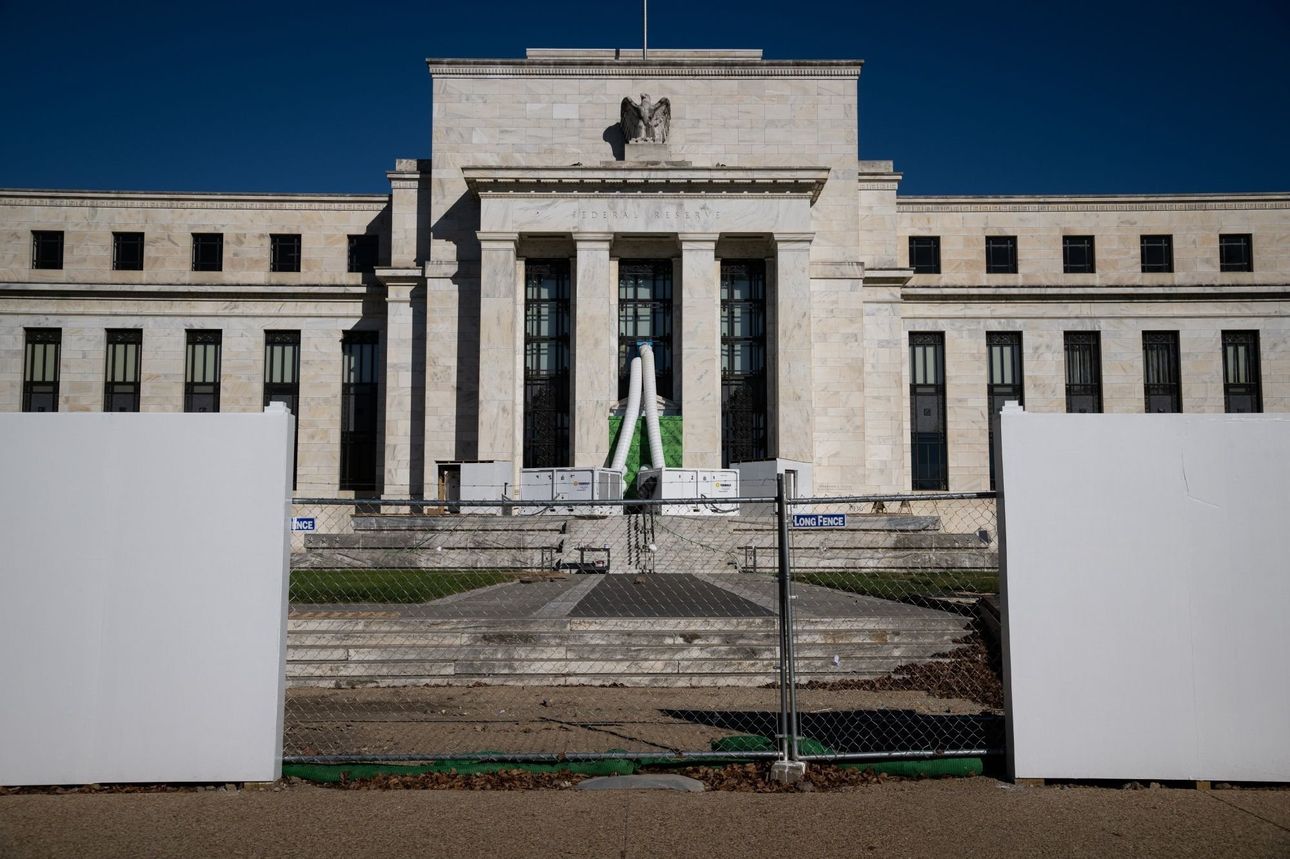 Nỗ lực tăng lãi suất để hạ nhiệt lạm phát đồng thời ngăn chặn một cuộc khủng hoảng tài chính toàn diện đang "phủ mây đen" với triển vọng cổ phiếu - Ảnh: Bloomberg News