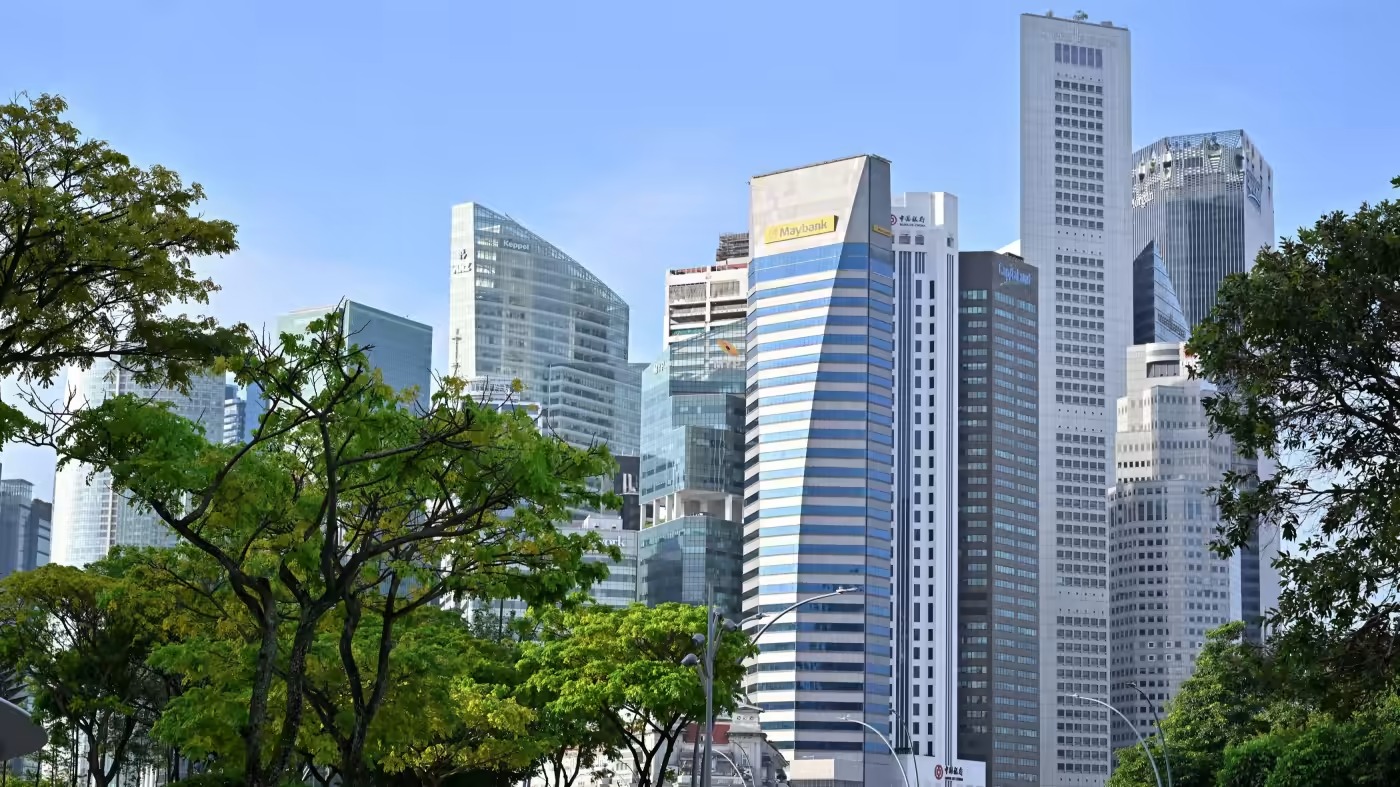 Khu thương mại trung tâm của Singapore. Chương trình thị thực lao động mới của thành phố dự kiến sẽ ảnh hưởng đến nhiều công ty đa quốc gia.