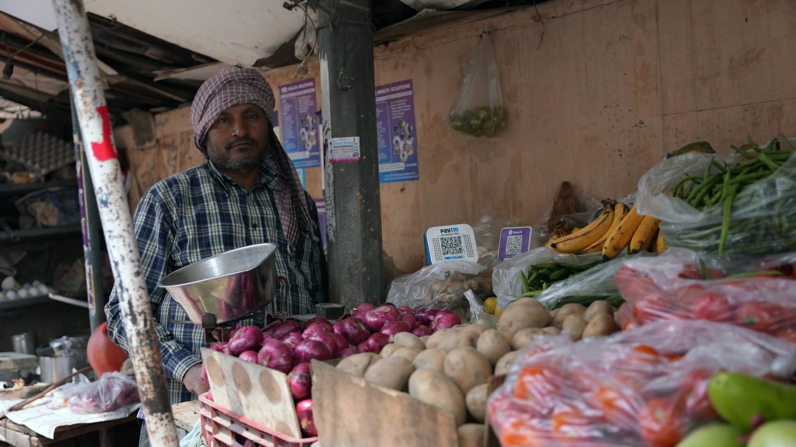 Abbas Ali sử dụng cả hộp âm thanh Paytm và PhonePe tại xe bán rau của mình ở New Delhi