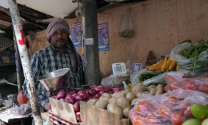 Abbas Ali sử dụng cả hộp âm thanh Paytm và PhonePe tại xe bán rau của mình ở New Delhi