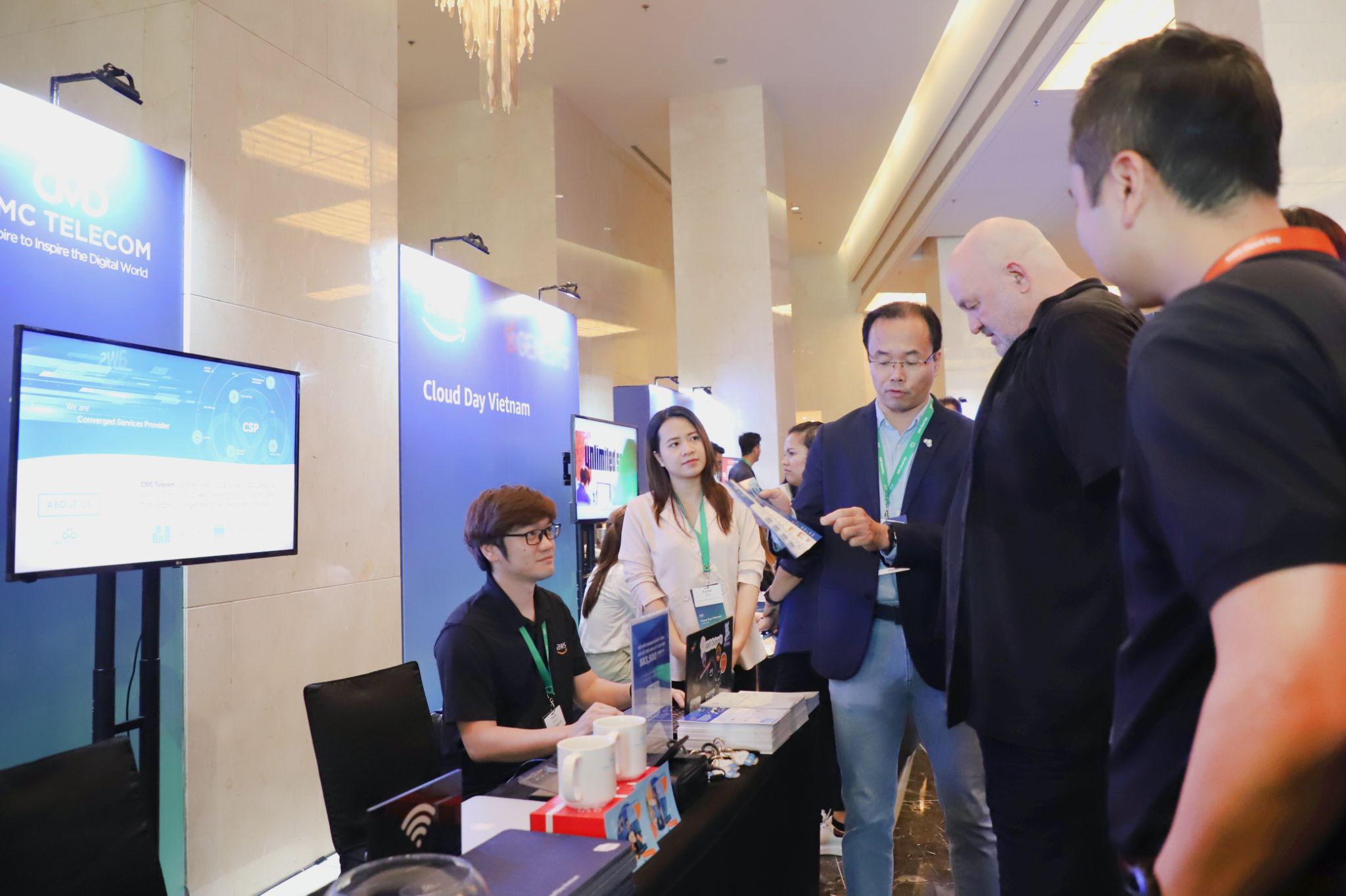 Đại diện CMC Telecom giới thiệu giải pháp CMC SecureZone với Ông Werner Vogels, CTO của Amazon tại AWS Cloud Day.
