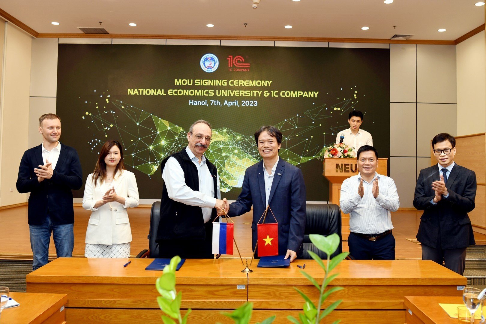 Lễ k&iacute; kết MOU giữa 1C Company & trường ĐH Kinh tế Quốc d&acirc;n.