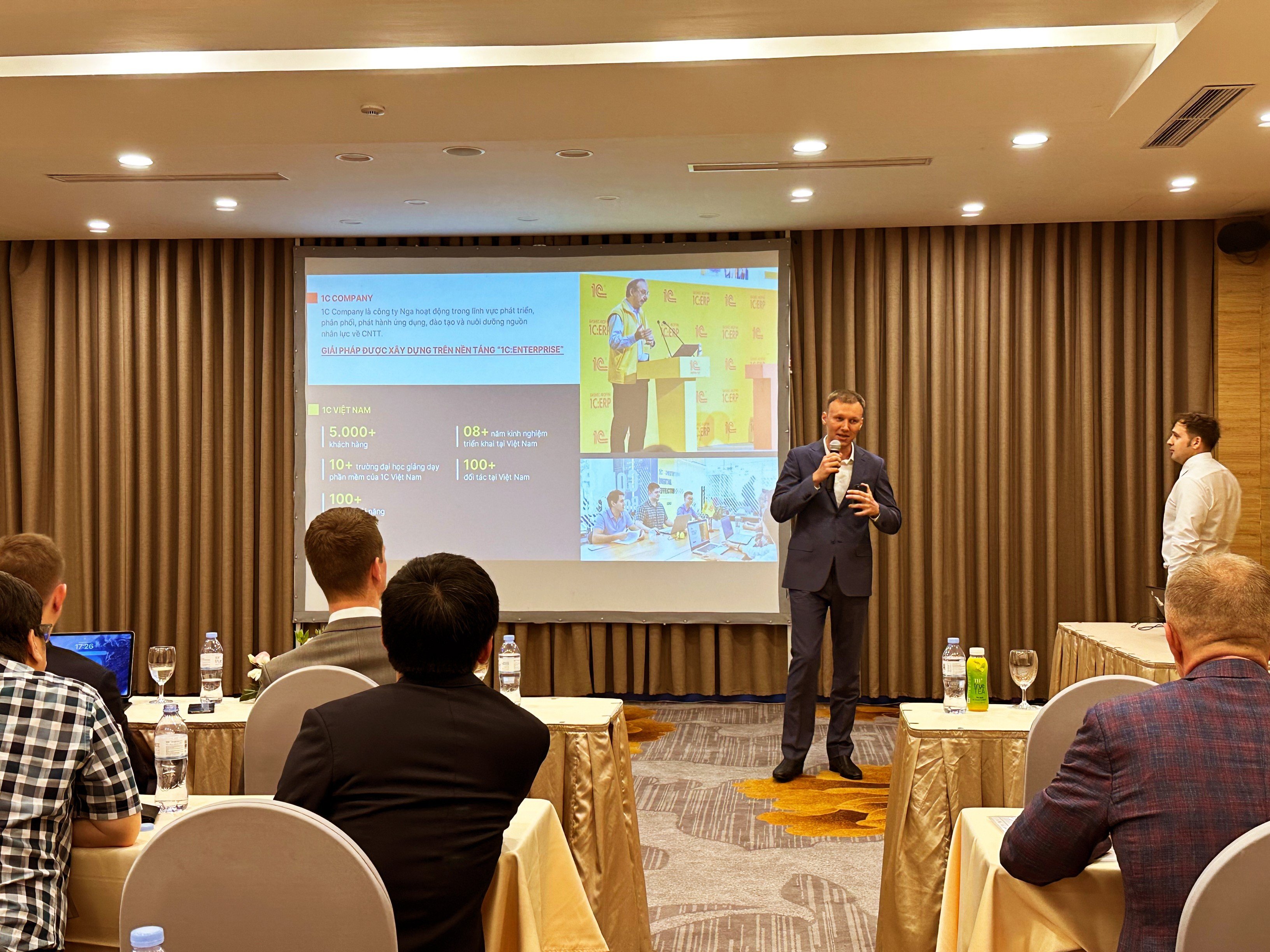 Mr.Alexander Evchenko &ndash; CEO 1C Việt Nam thuyết tr&igrave;nh tại B&agrave;n tr&ograve;n kết nối doanh nghiệp.