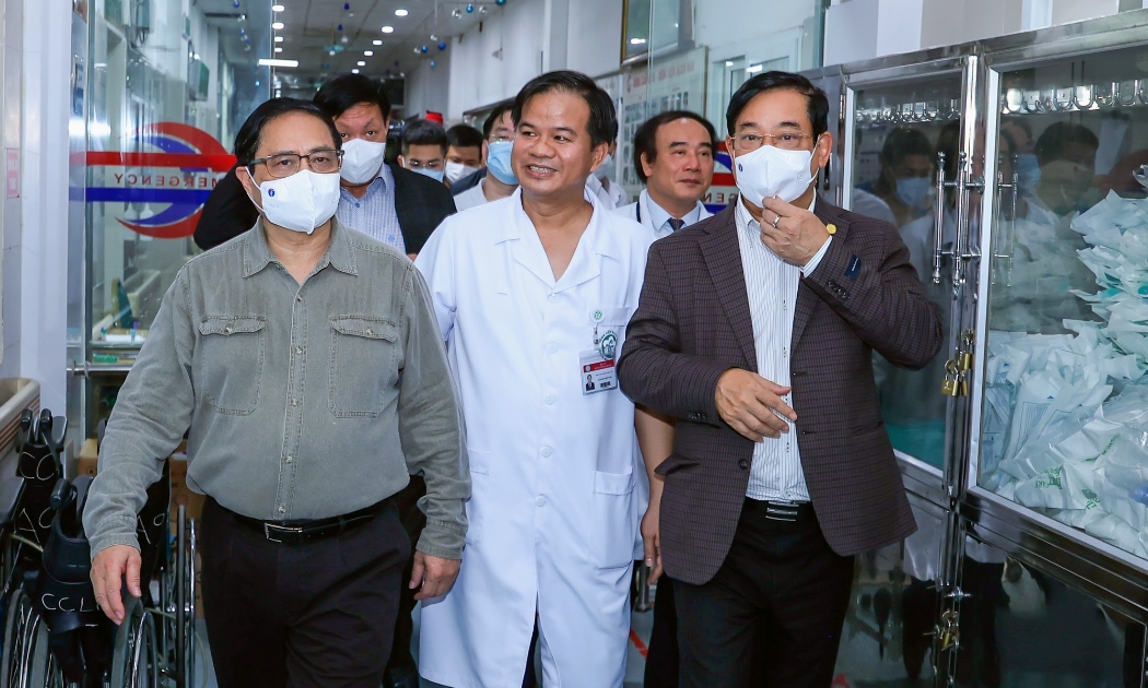 Thủ tướng kiểm tra tình hình đáp ứng vật tư y tế và thuốc men tại bệnh viện Bạch Mai - Ảnh: VGP