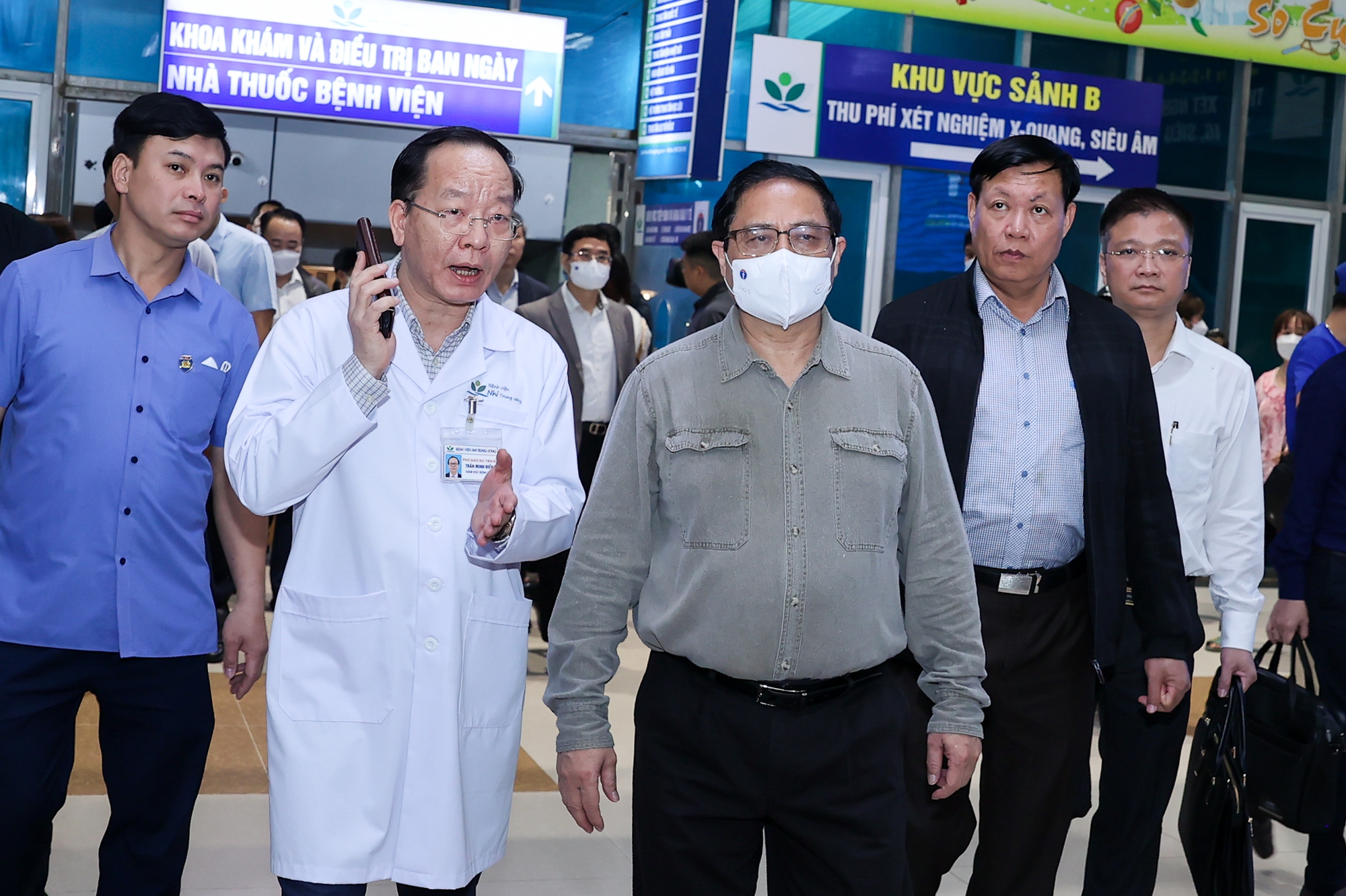 Thủ tướng kiểm tra tình hình đáp ứng vật tư y tế và thuốc men tại bệnh viện Nhi Trung ương - Ảnh: VGP.