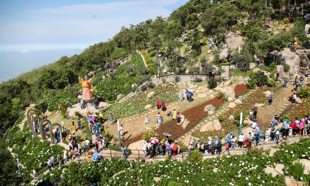 Du khách tham quan núi Bà Đen, tỉnh Tây Ninh.