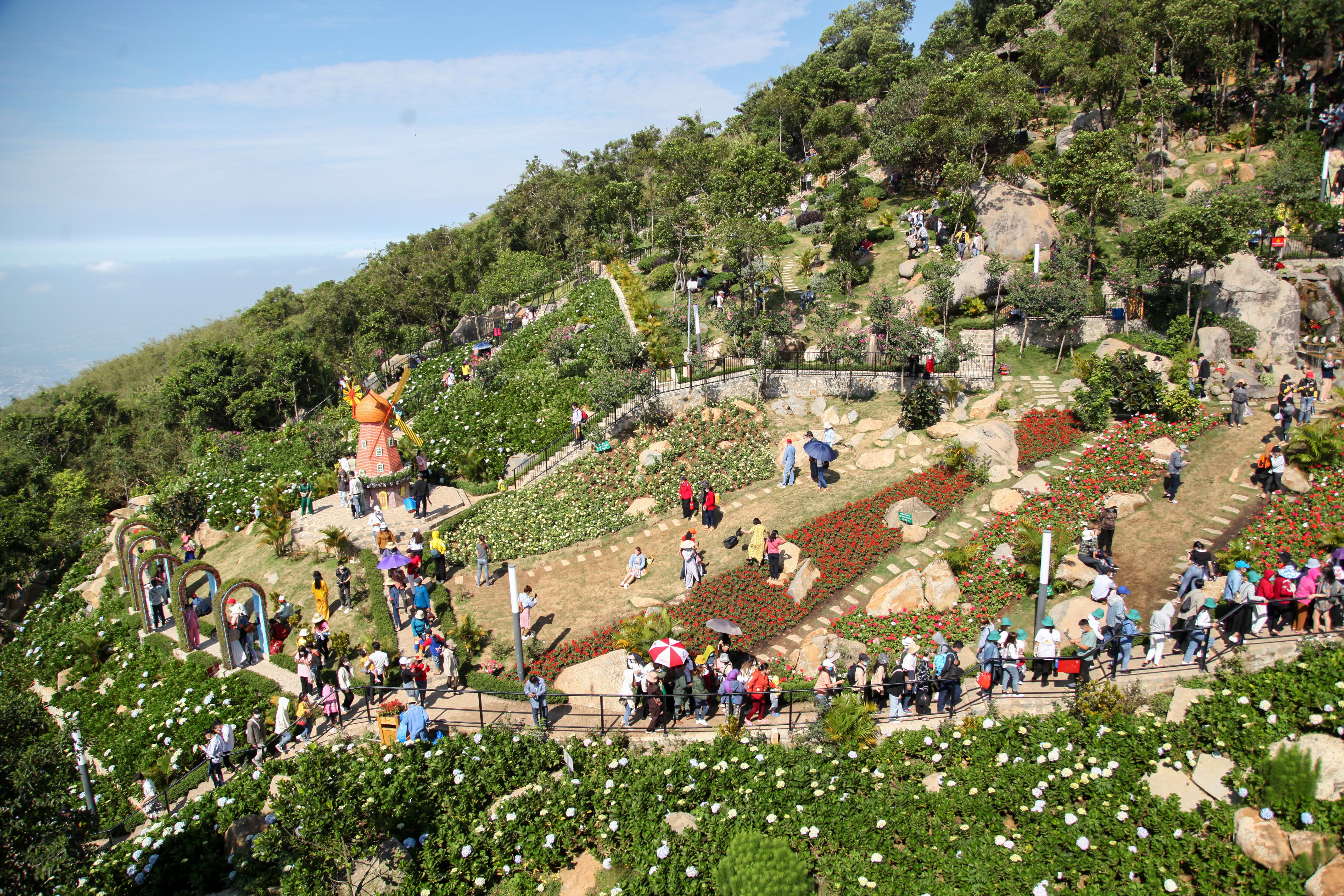 Du khách tham quan núi Bà Đen, tỉnh Tây Ninh.