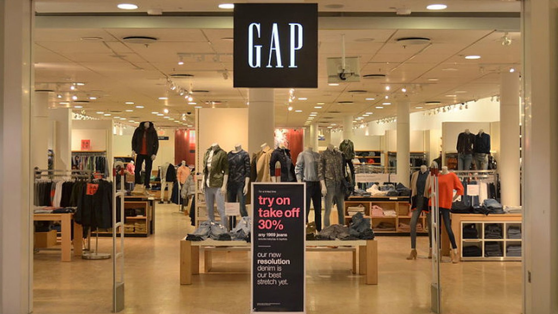 Doanh số bán lẻ cũng giảm 3% và doanh số bán hàng trực tuyến thậm chí còn giảm 10% tại Gap Inc.
