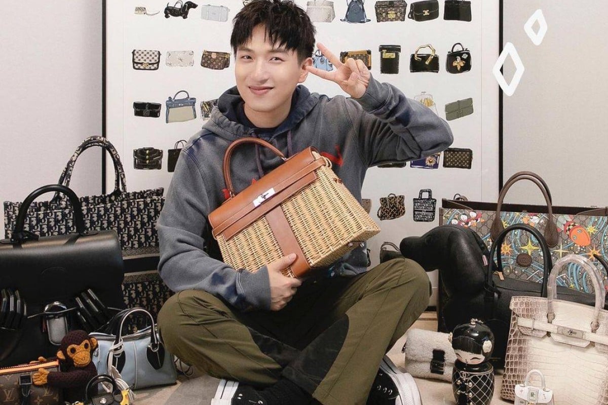 KOL nổi tiếng được biết đến với c&aacute;i t&ecirc;n Mr. Bags đ&atilde; đều đặn đăng bảng xếp hạng t&uacute;i x&aacute;ch h&agrave;ng th&aacute;ng của m&igrave;nh trong hơn hai năm qua.