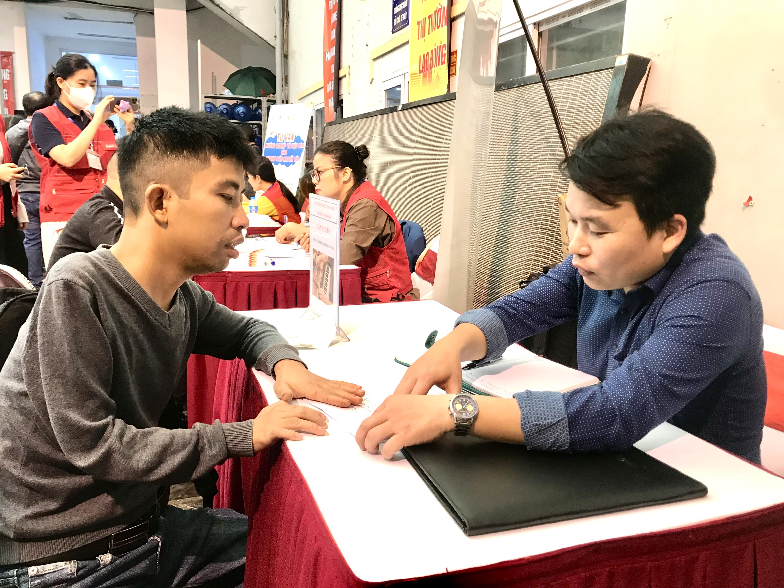 Doanh nghiệp phỏng vấn tuyển dụng lao động tại phiên việc làm ngày 11/4. Ảnh - Trần Oanh. 