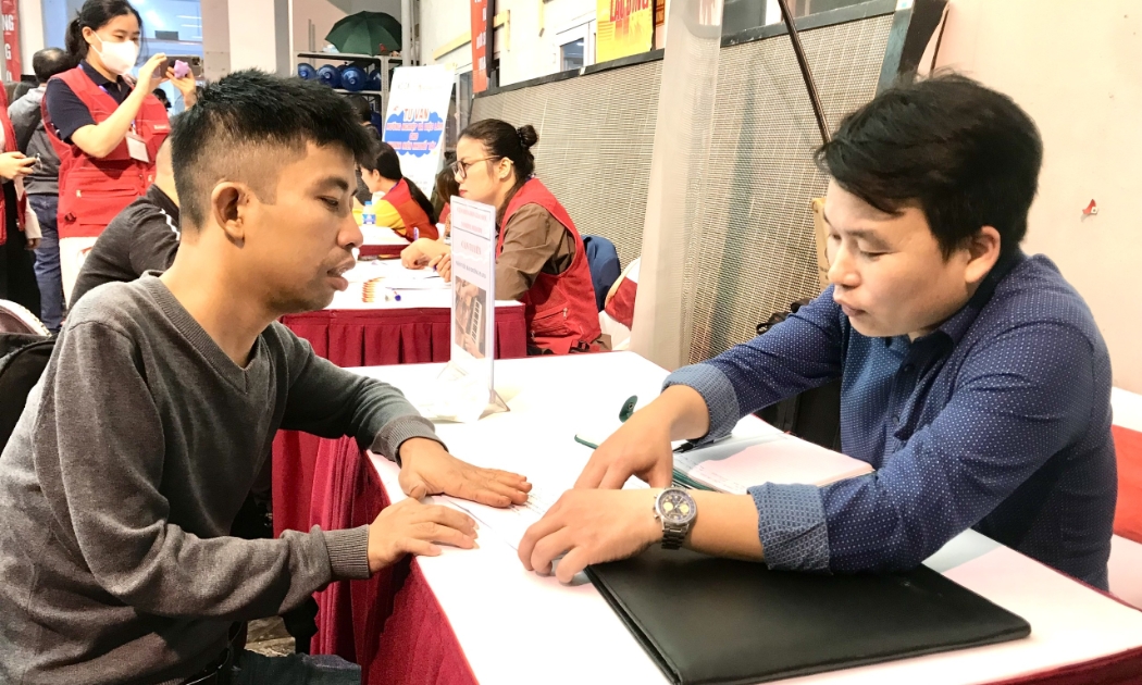 Doanh nghiệp phỏng vấn tuyển dụng lao động tại phiên việc làm ngày 11/4. Ảnh - Trần Oanh.