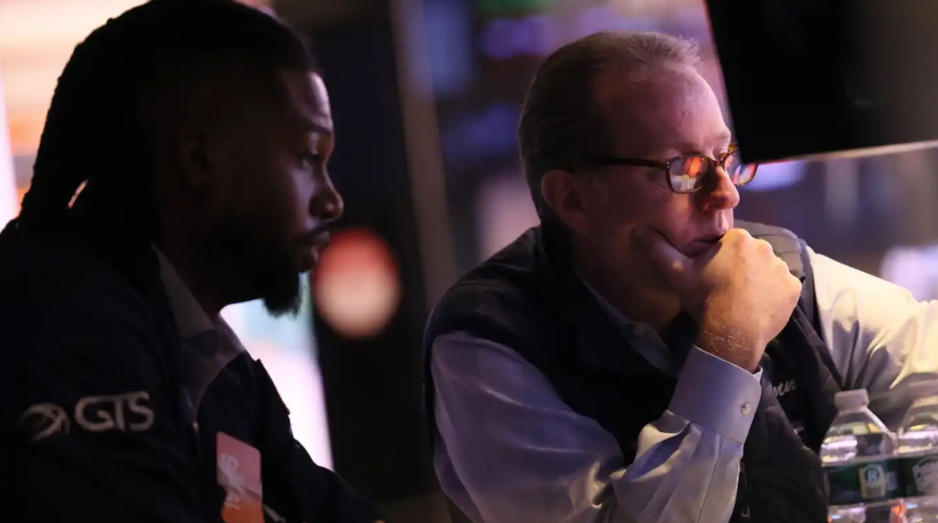 Mối lo suy thoái kinh tế đang kìm hãm nhu cầu tiêu dùng - Ảnh: Getty Images