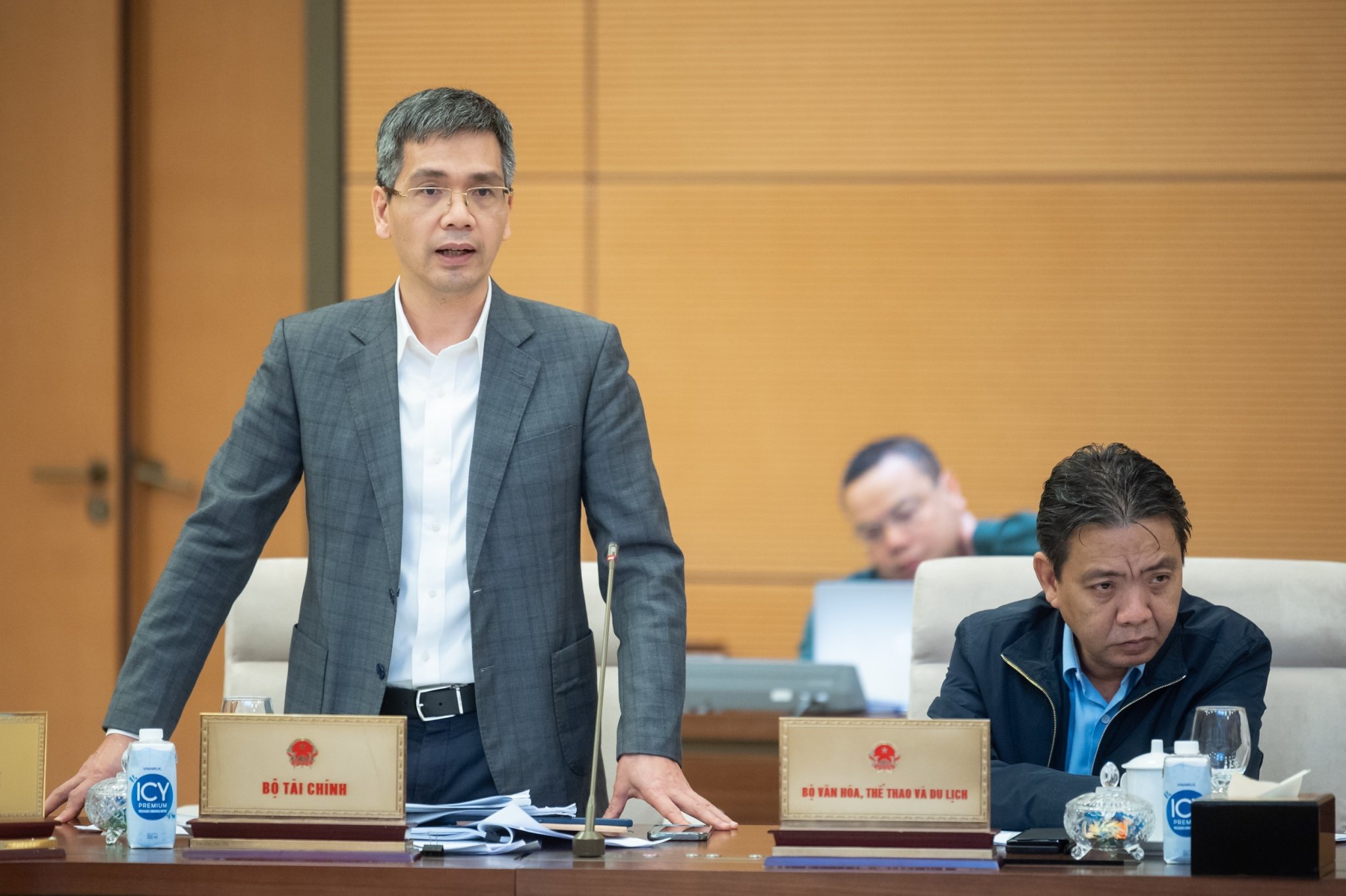 Thứ trưởng Bộ Tài chính Võ Thành Hưng giải trình một số vấn đề liên quan đến tài chính. Ảnh - Quochoi.vn.