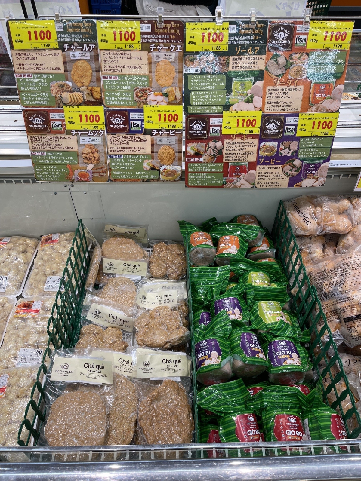 Gi&ograve; chả Vietnamdeli được b&aacute;n tại hệ thống si&ecirc;u thị Tachiya từ đầu th&aacute;ng 4/2023.