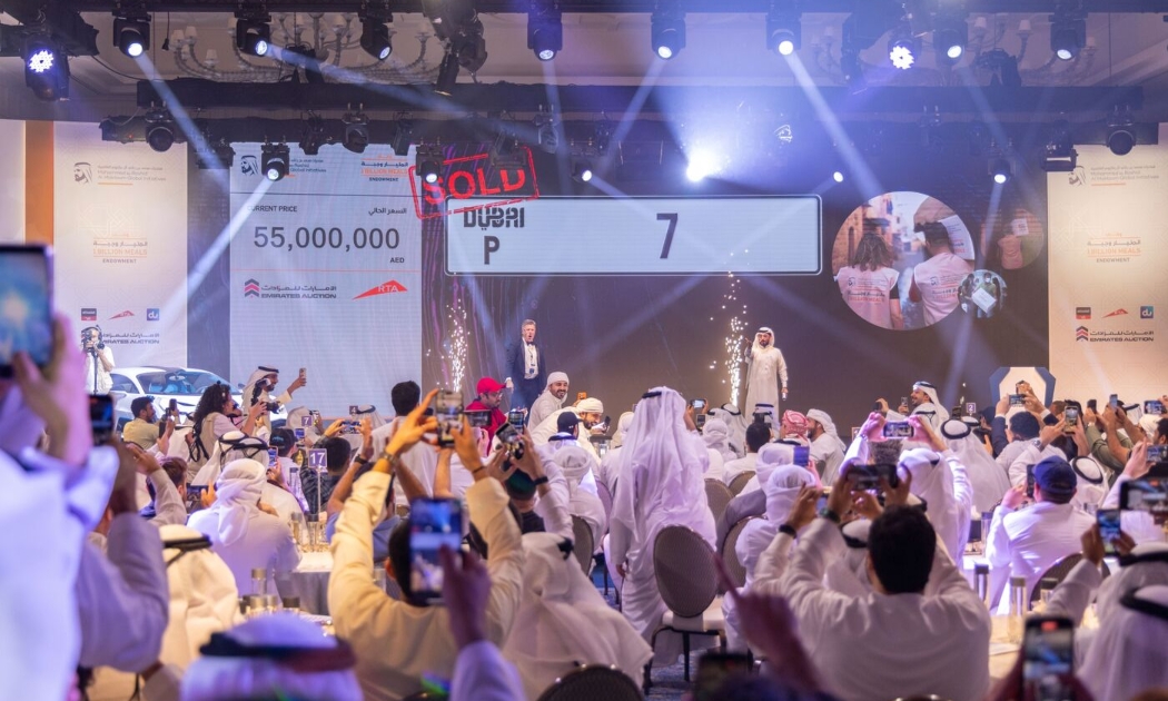 Cuộc bán đấu giá biển số xe P 7 ở Dubai - Ảnh: Emirates Auction LLC/Bloomberg.