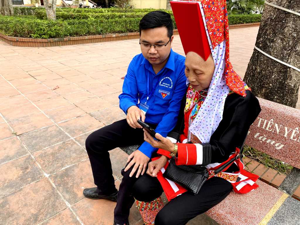 Hướng dẫn người dân cài đặt các ứng dụng chuyển đổi số