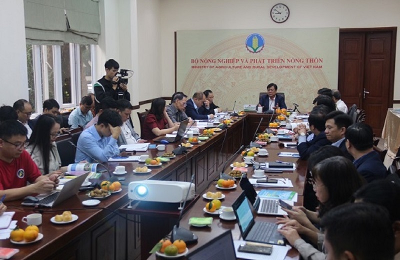 Bộ trưởng L&ecirc; Minh Hoan chủ tr&igrave; tọa đ&agrave;m.