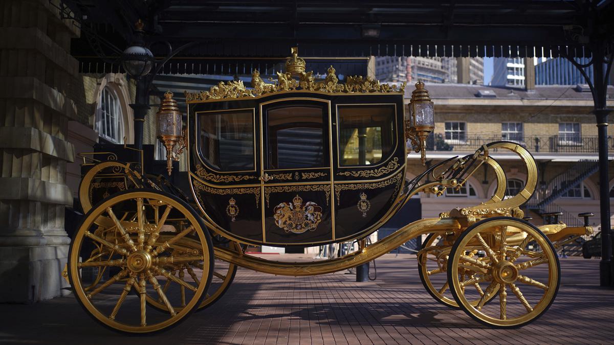 ... v&agrave; chiếc xe ngựa&nbsp;Diamond Jubilee State Coach đang được trưng b&agrave;y tại&nbsp;Cung điện Buckingham để chuẩn bị cho lễ đăng quang.