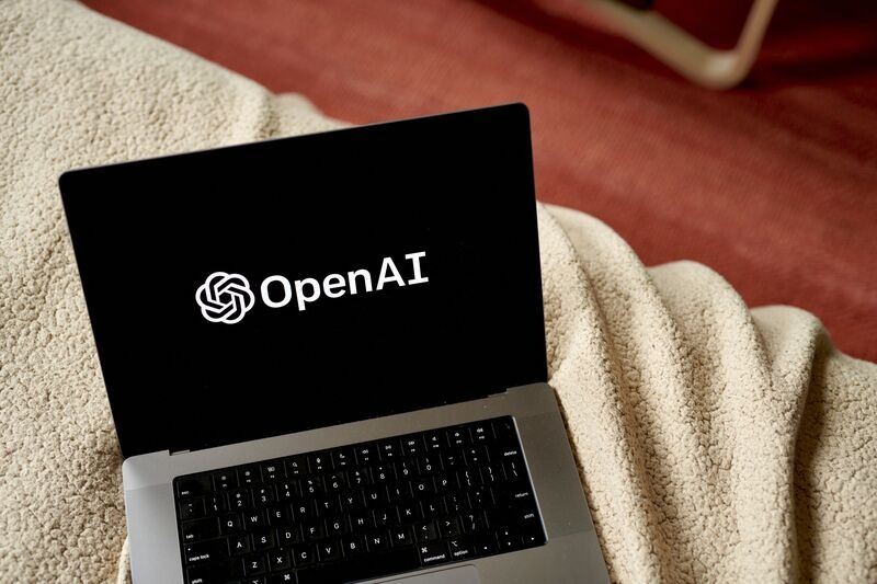 OpenAI tuy&ecirc;n bố sẽ trả số tiền l&ecirc;n tới 20.000 USD cho bất kỳ ai t&igrave;m ra lỗi trong c&aacute;c hệ thống tr&iacute; tuệ nh&acirc;n tạo của m&igrave;nh, chẳng hạn như chatbot ChatGPT.&nbsp;