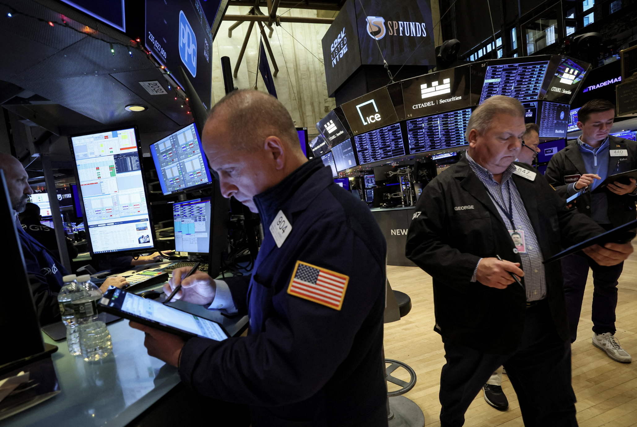 Các nhà giao dịch cổ phiếu trên sàn NYSE ở New York - Ảnh: Reuters.